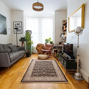 Unique Private W/ Easy Access To London
